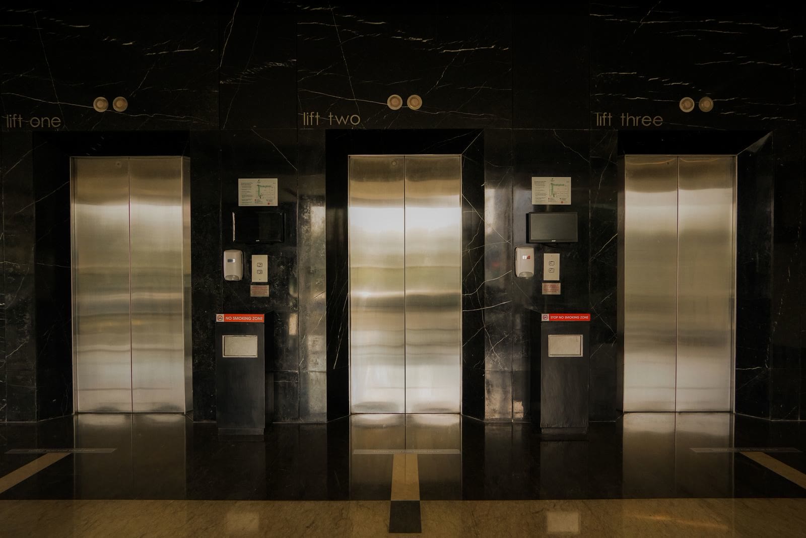 Porte di piano in acciaio inox in un atrio moderno