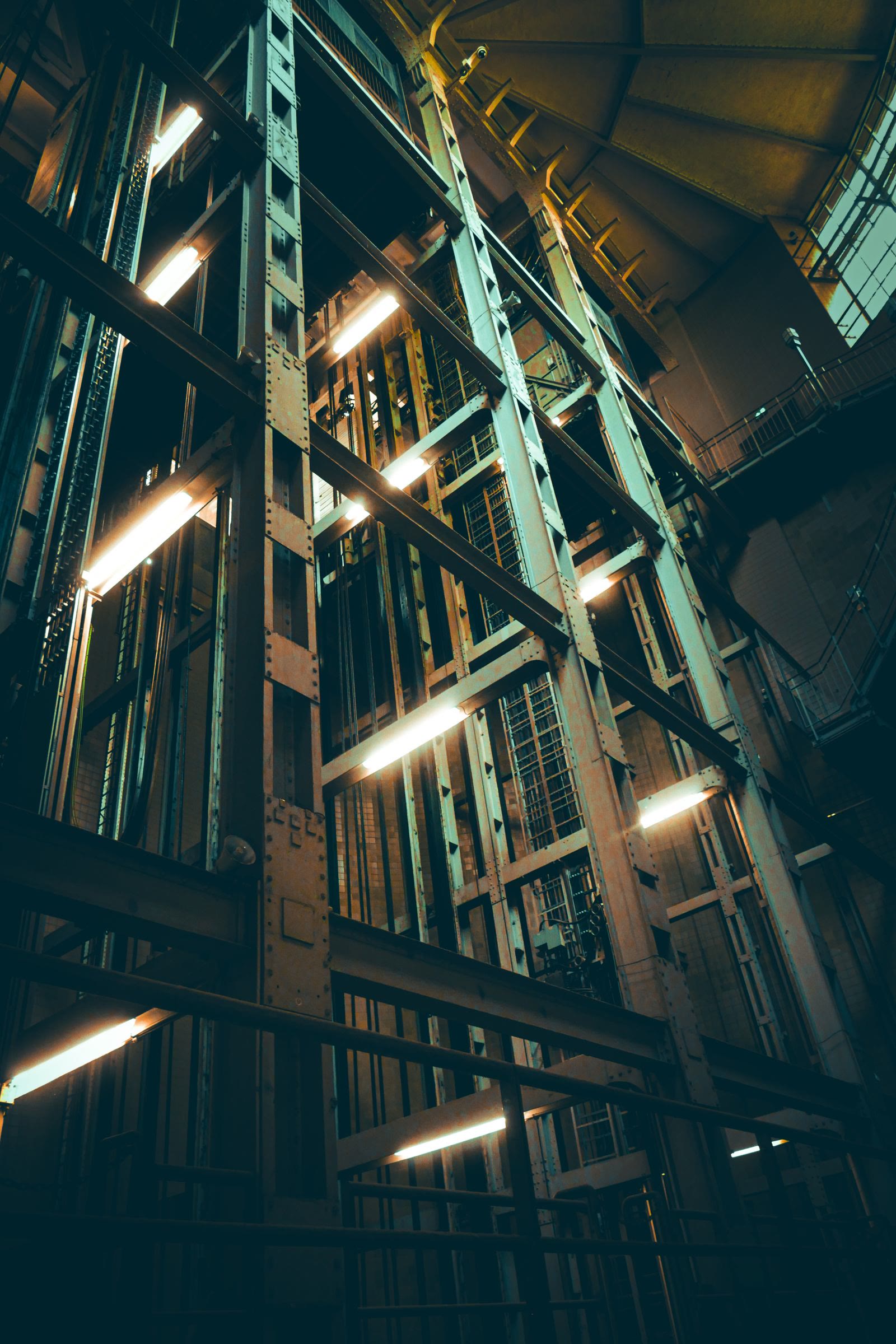 Un vano ascensore industriale illuminato dall'interno