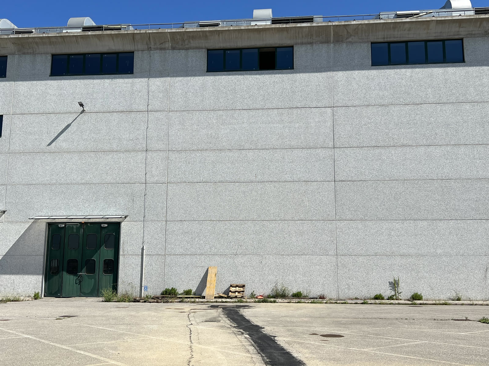 La facciata di un capannone industriale prima dell'installazione