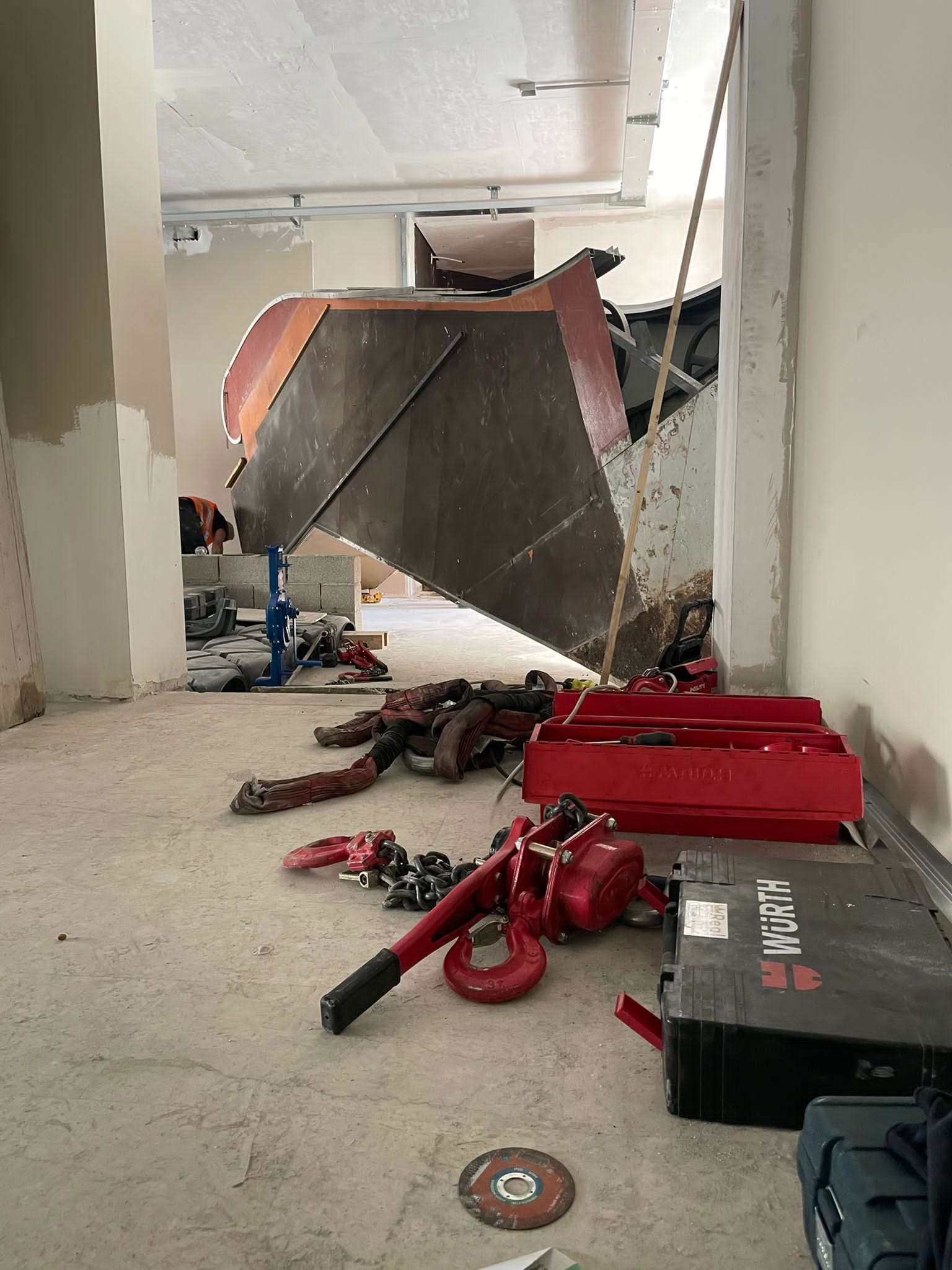 Il traliccio di una scala mobile appoggiato nel vano, in cantiere