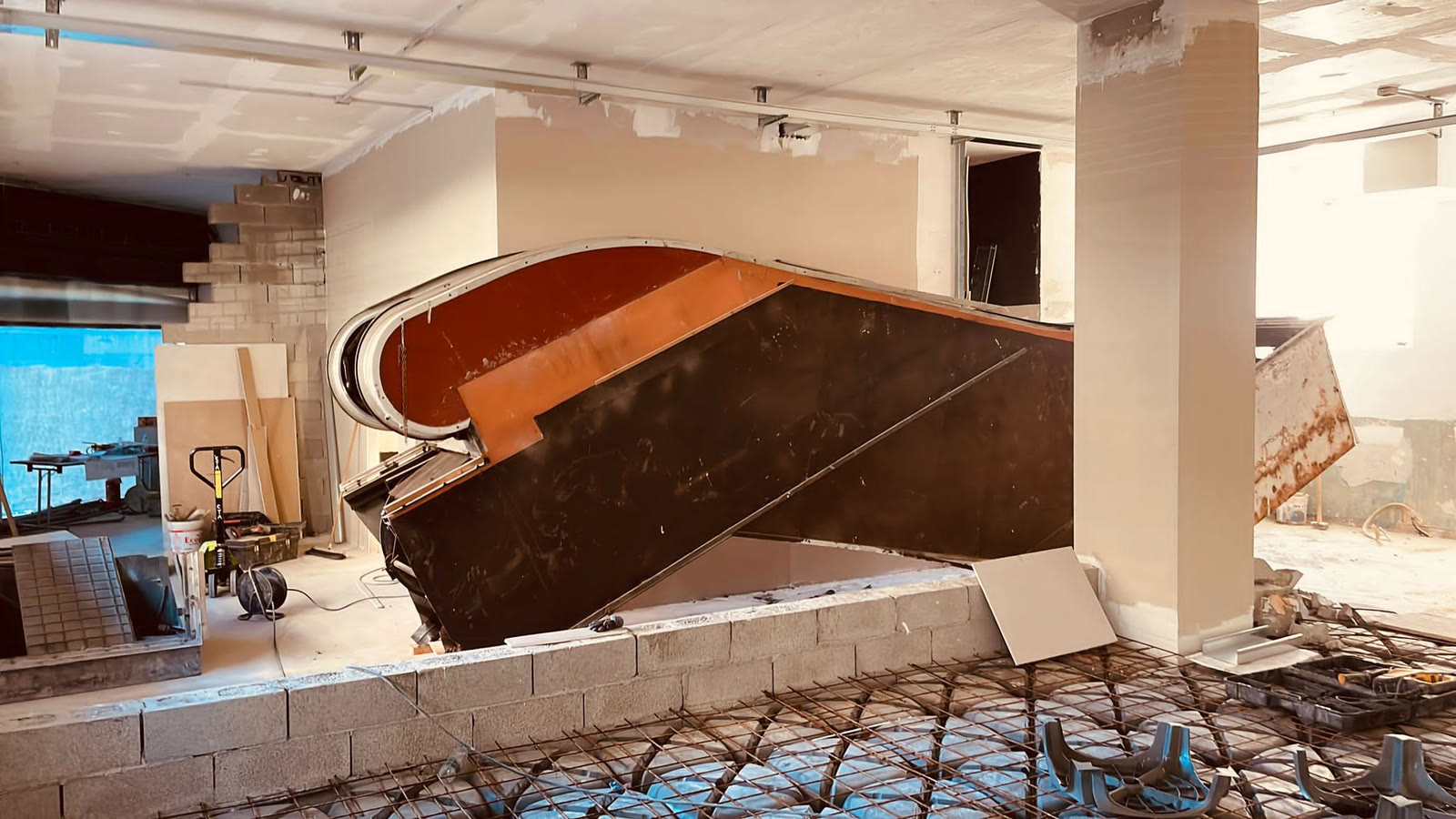 Una scala mobile appena calata nel vano, in un centro commerciale in cantiere