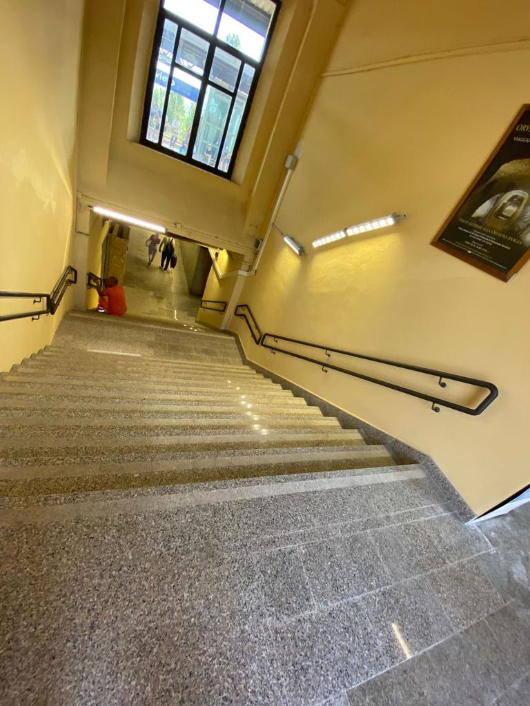 Uno scalone interno in pietra visto dall'alto