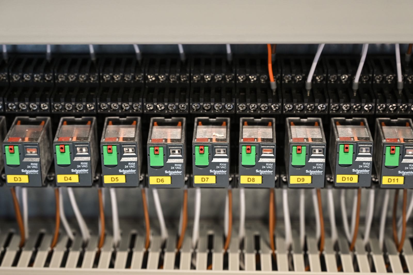 I relè dentro un quadro elettrico industriale