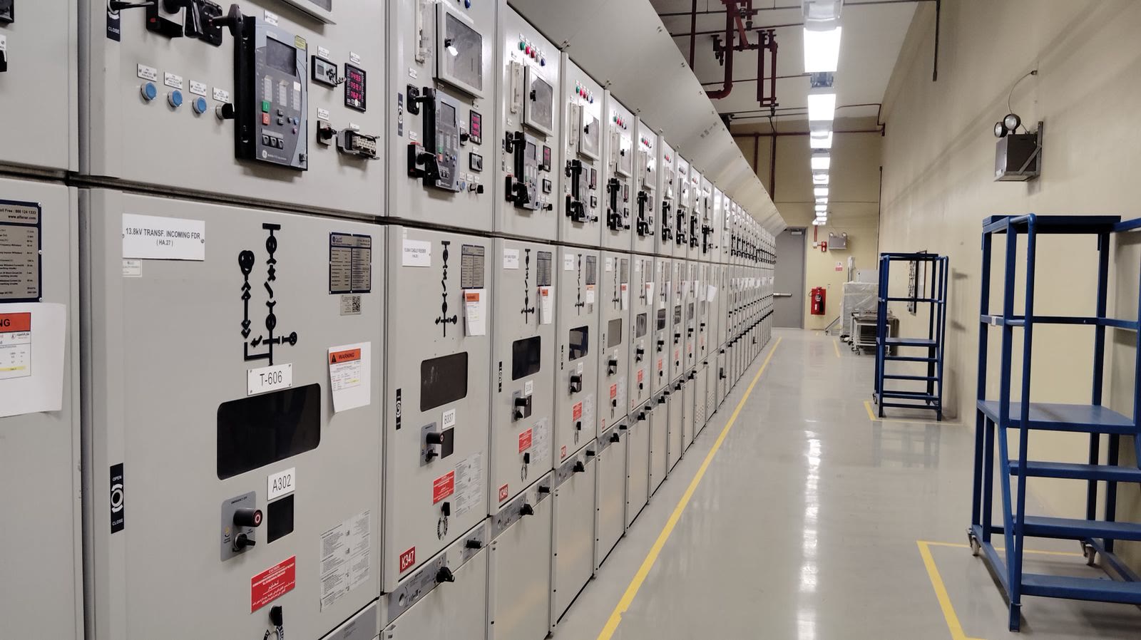 Una fila di quadri elettrici in una sala tecnica