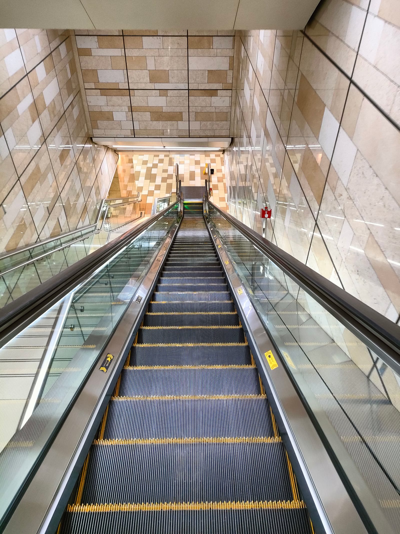 Una scala mobile che scende verso una stazione della metropolitana
