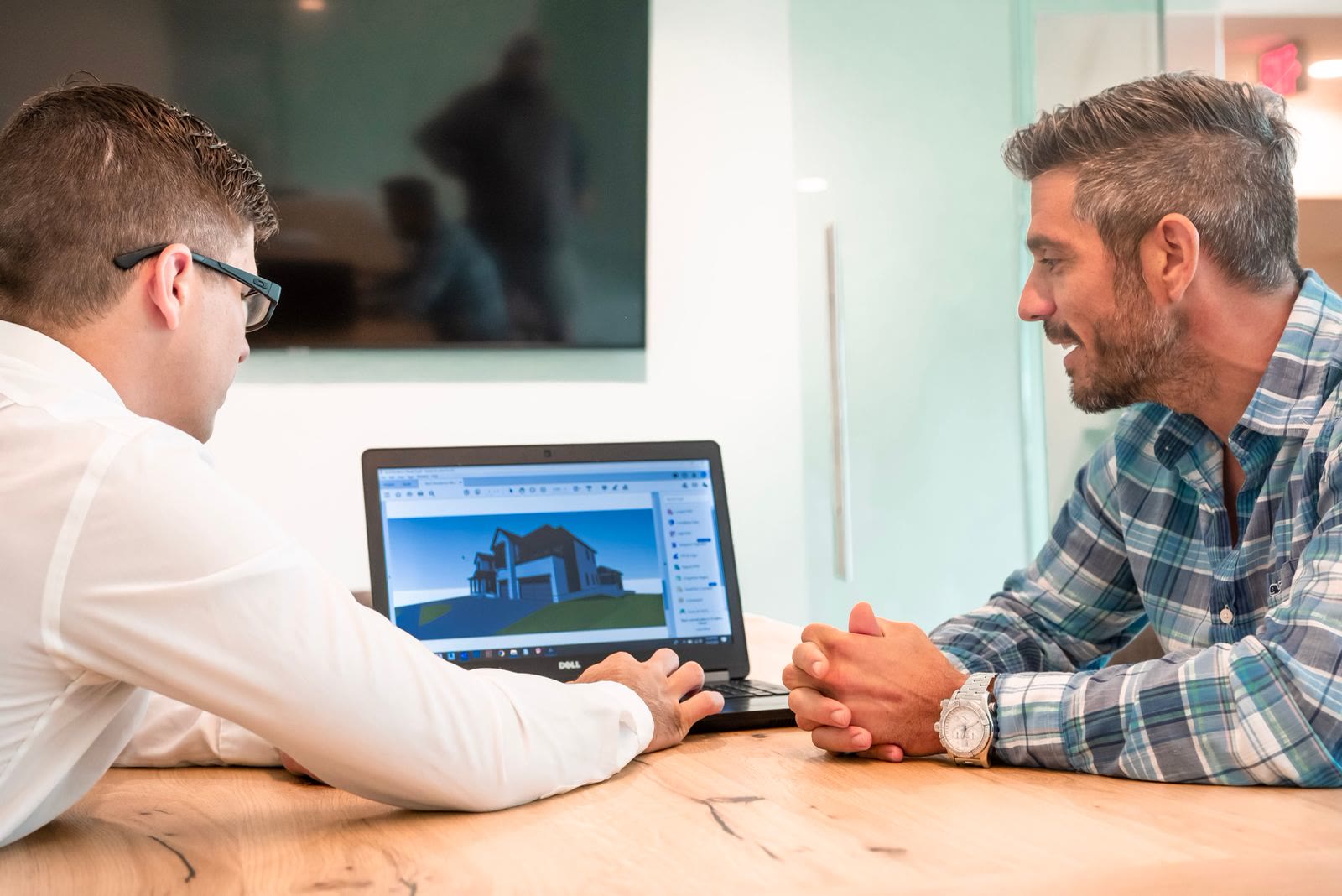 Due professionisti discutono un modello tridimensionale al computer