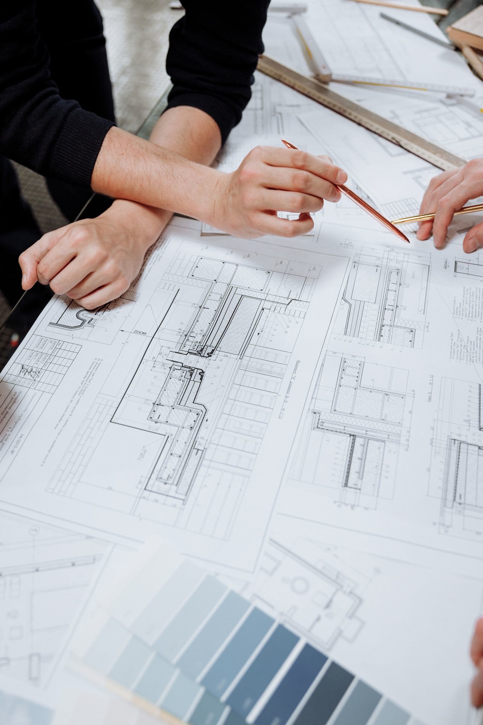Architetti discutono i disegni intorno a un tavolo