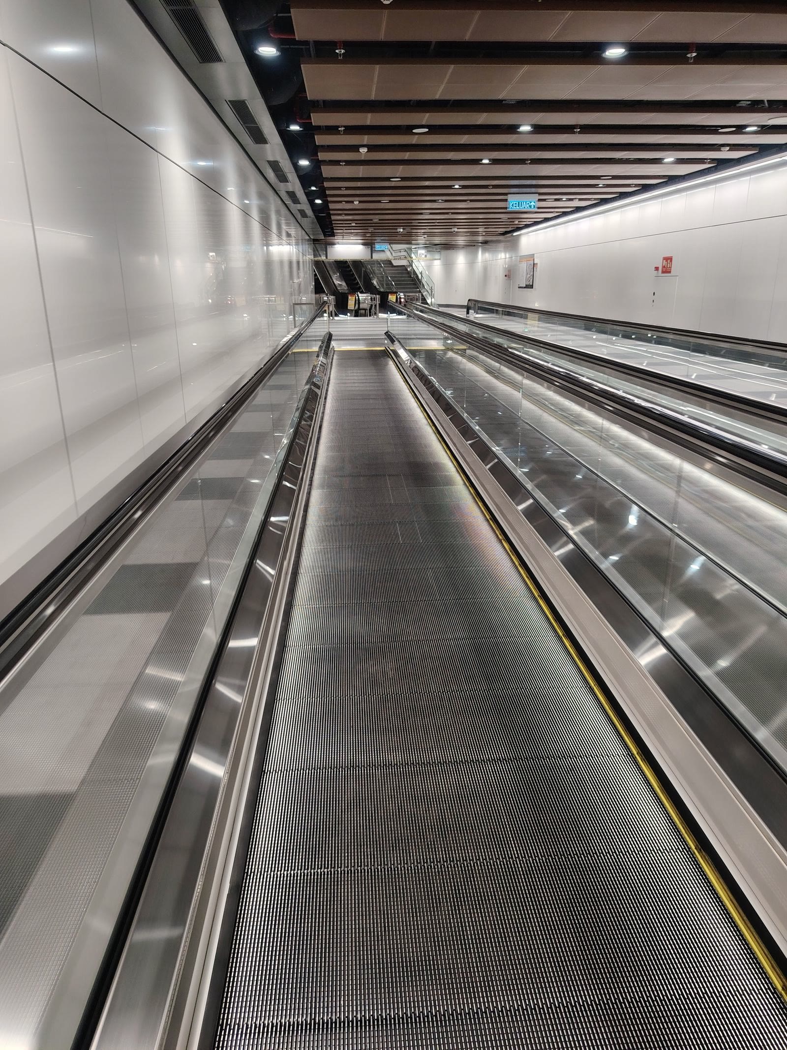 Un tappeto mobile vuoto in un terminal aeroportuale