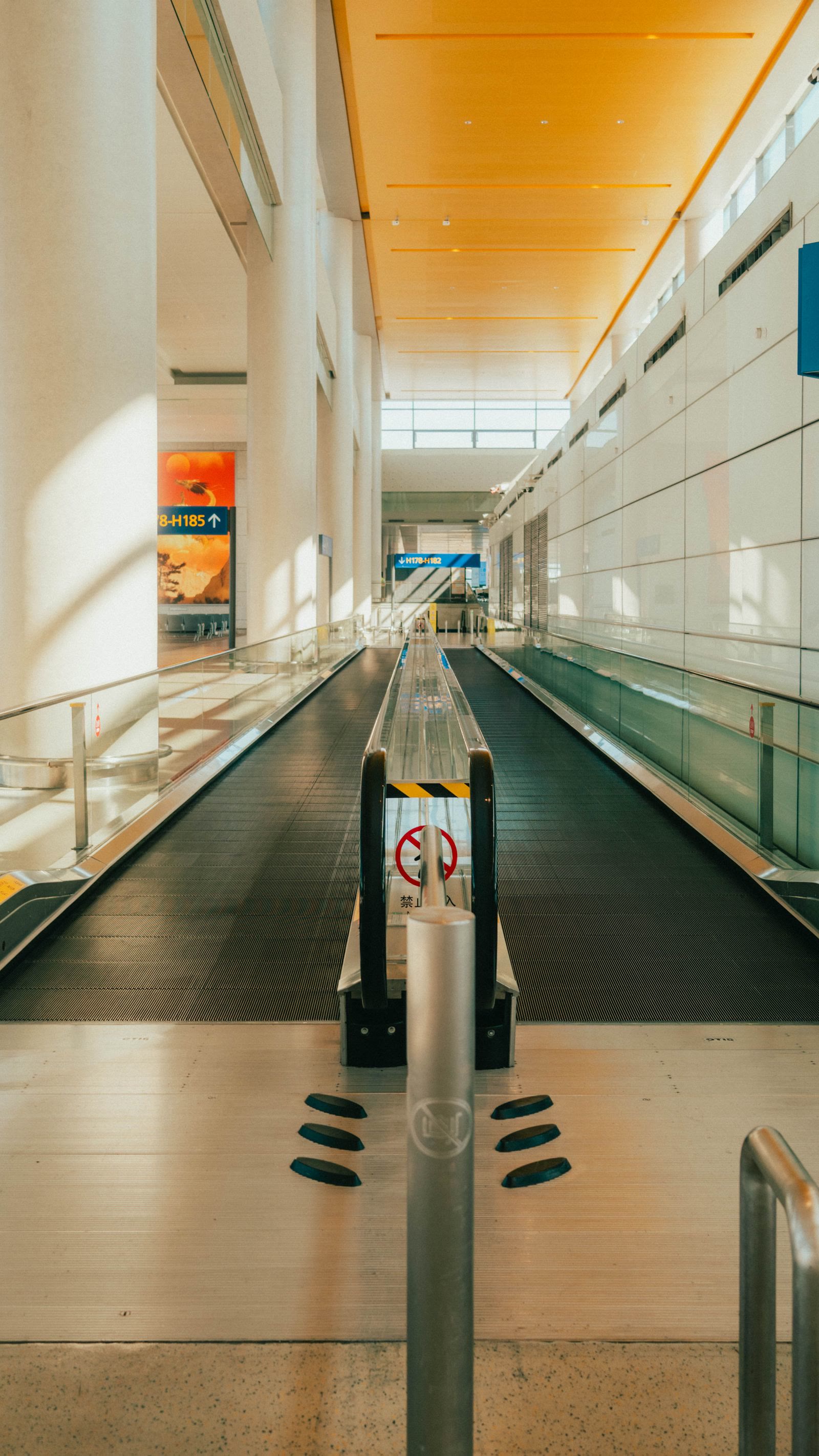 Un tappeto mobile illuminato dal sole in un terminal